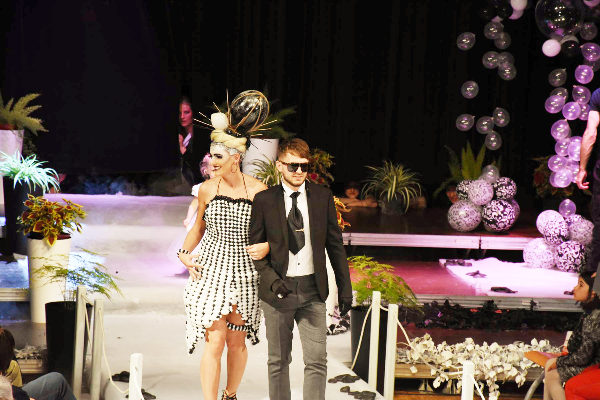 Ludo Le presque digitateur - défilé de robes en ballon